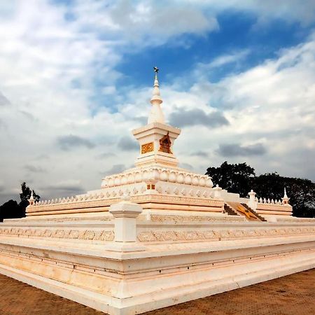 ลานิส เฮาส์ บาย เดอะ พอนด์ Hotel เวียงจันทน์ ภายนอก รูปภาพ