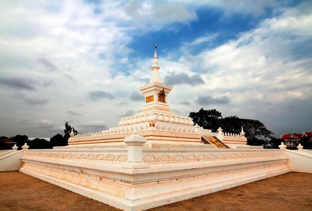 ลานิส เฮาส์ บาย เดอะ พอนด์ Hotel เวียงจันทน์ ภายนอก รูปภาพ