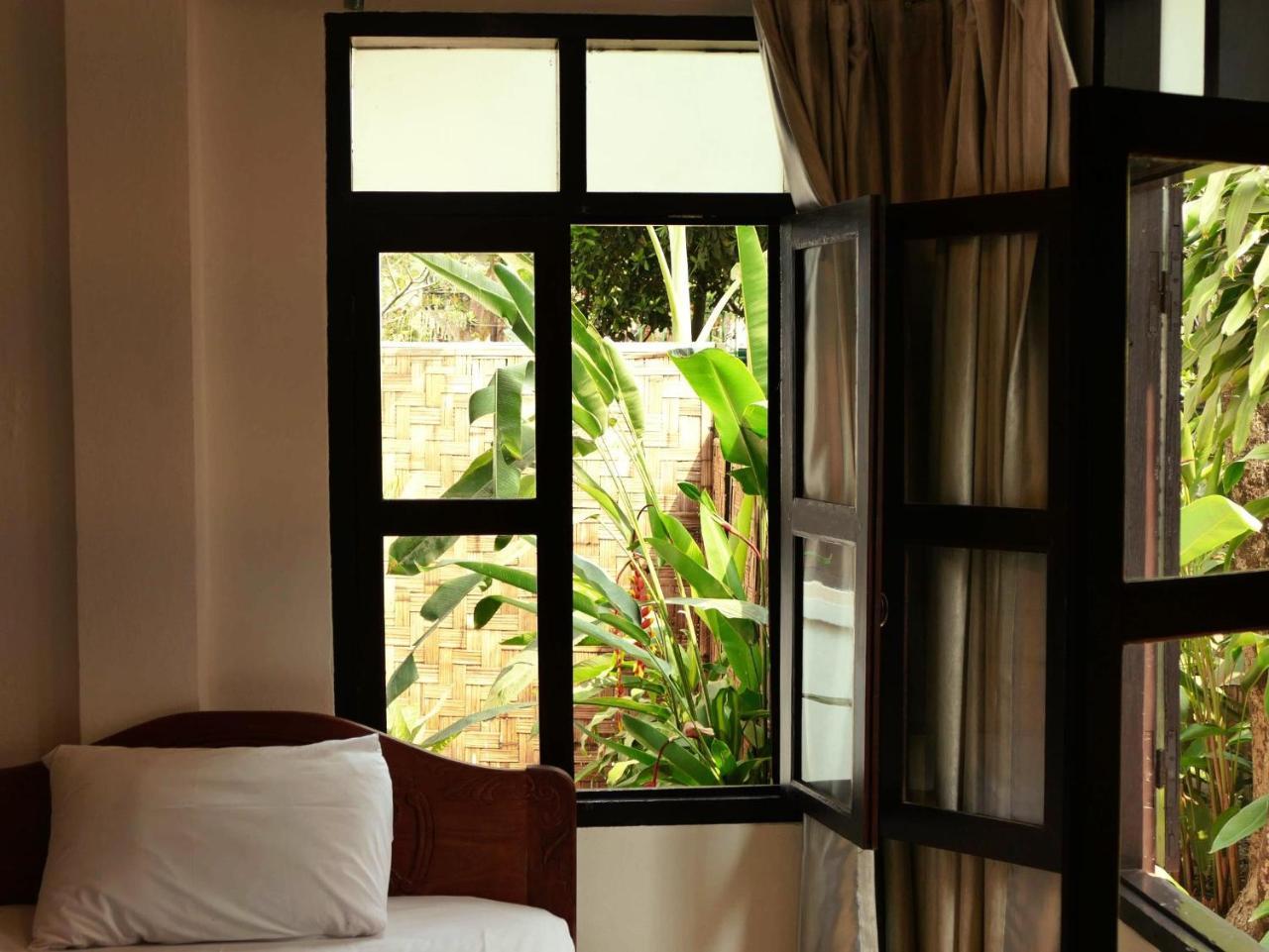 ลานิส เฮาส์ บาย เดอะ พอนด์ Hotel เวียงจันทน์ ภายนอก รูปภาพ